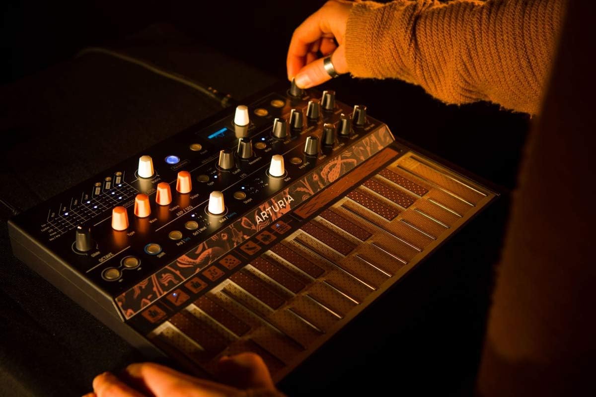 Hybrid Synthesizer E7396