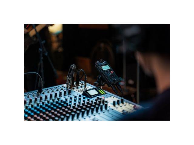 Portable Four-Track Digital Audio Recorder & USB Audio Interface M320